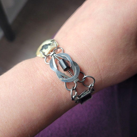 Silver tone bracelet with shells - Picture 2 of 7